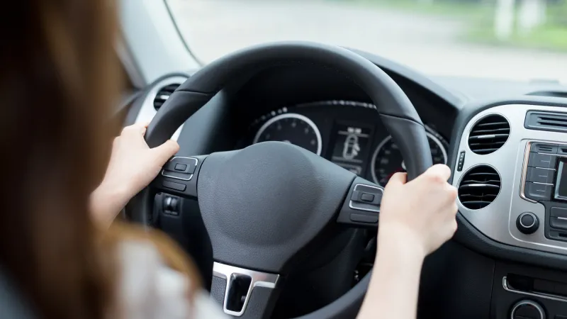 Personne tenant le volant